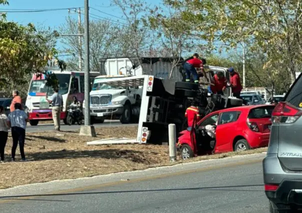 Vuelca camión de Bepensa tras fuerte choque en el Periférico de Mérida