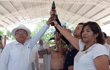 Nuevo gobernador de los mayas recibe bastón de mando en Ruinas de Aké