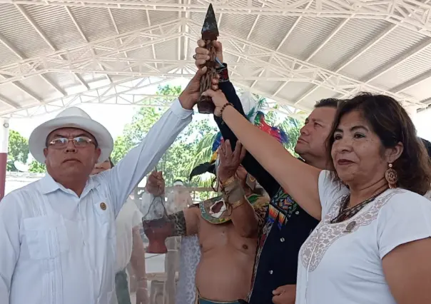 Nuevo gobernador de los mayas recibe bastón de mando en Ruinas de Aké