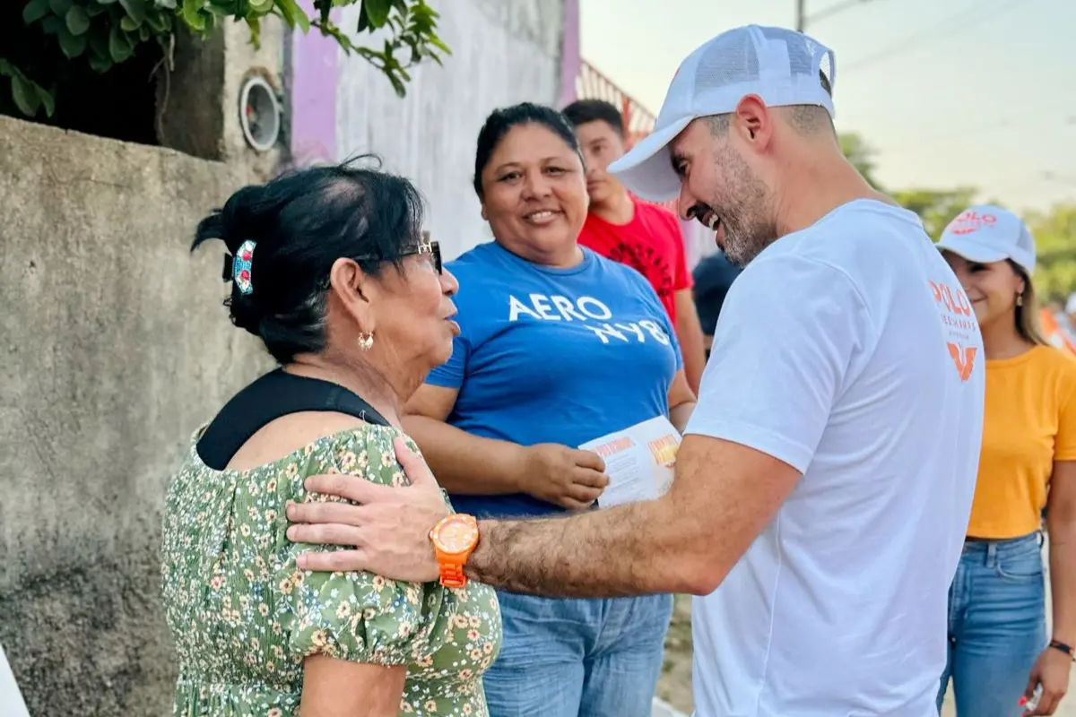 Leopoldo Deschamps Barros, candidato a la gubernatura por Movimiento Ciudadano, durante su visita a la cuenca del Papaloapan saludando a ciudadanos dueños de comercios en los alrededores del lugar. Foto: Rosalinda Morales / POSTA