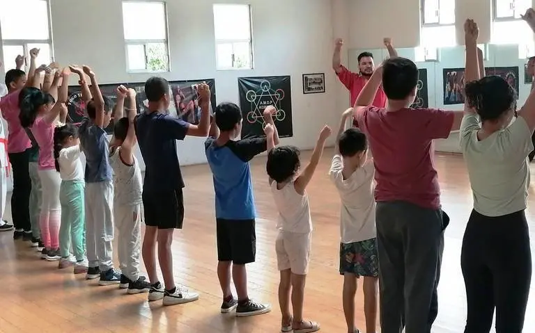 Niños en clase de estiramiento.     Foto: Especial