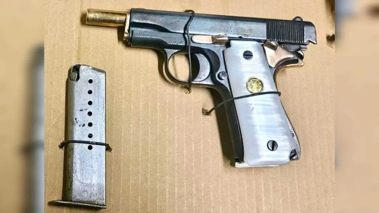 Detienen a sujeto fanfarrón al portar una pistola sin licencia