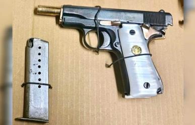 Detienen a sujeto fanfarrón al portar una pistola sin licencia