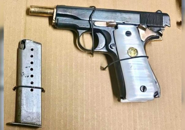 Detienen a sujeto fanfarrón al portar una pistola sin licencia