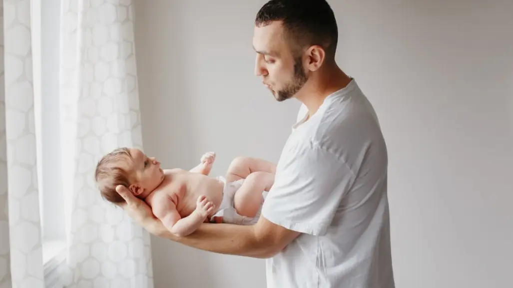 Hombre obtiene licencia de paternidad de dos meses con goce de sueldo