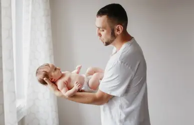 Hombre obtiene licencia de paternidad de dos meses con goce de sueldo