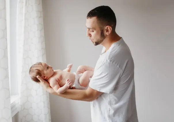 Hombre obtiene licencia de paternidad de dos meses con goce de sueldo