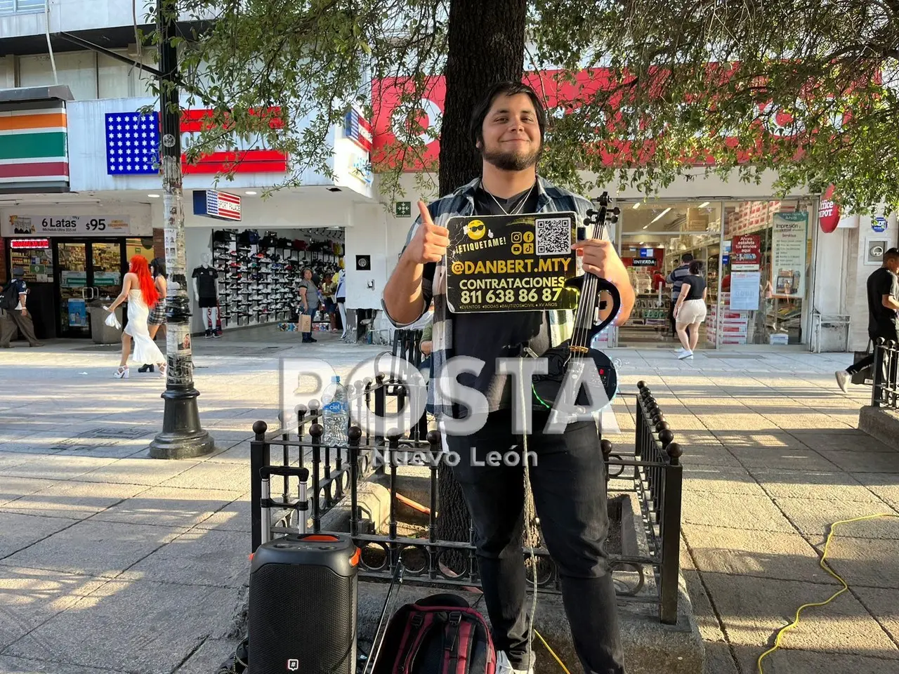 Daniel Reyes toca su violín eléctrico en el paseo comercial Morelos. Foto: Rafael Enríquez