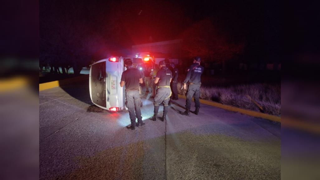 Se distrae con su estéreo y acaba volcado en carretera