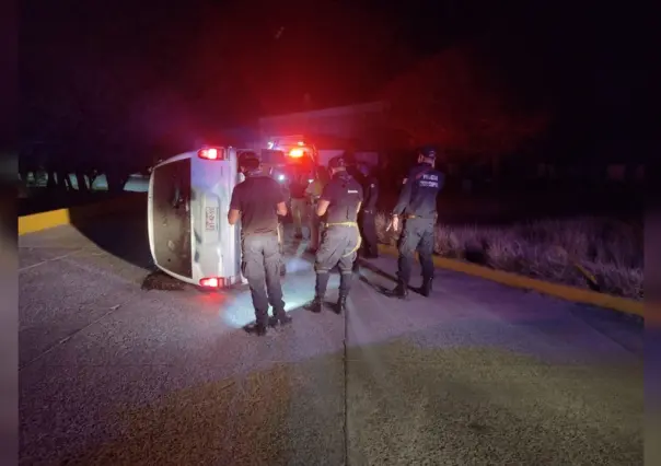 Se distrae con su estéreo y acaba volcado en carretera