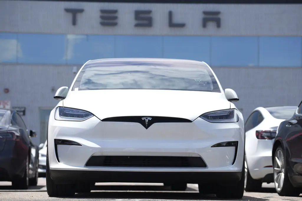 Un Model X 2023 afuera de un concesionario Tesla el 18 de junio de 2023, en Englewood, Colorado. (Foto AP/David Zalubowski, Archivo)