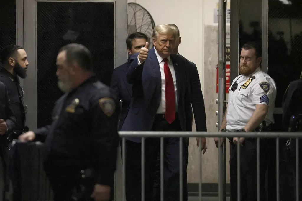 El aspirante presidencial republicano Donald Trump levanta el pulgar al regresar a la Corte Suprema del estado de Nueva York, en Manhattan, después de la pausa para el almuerzo el lunes 15 de abril de 2024. (Jefferson Siegel/The New York Times vía AP, Pool