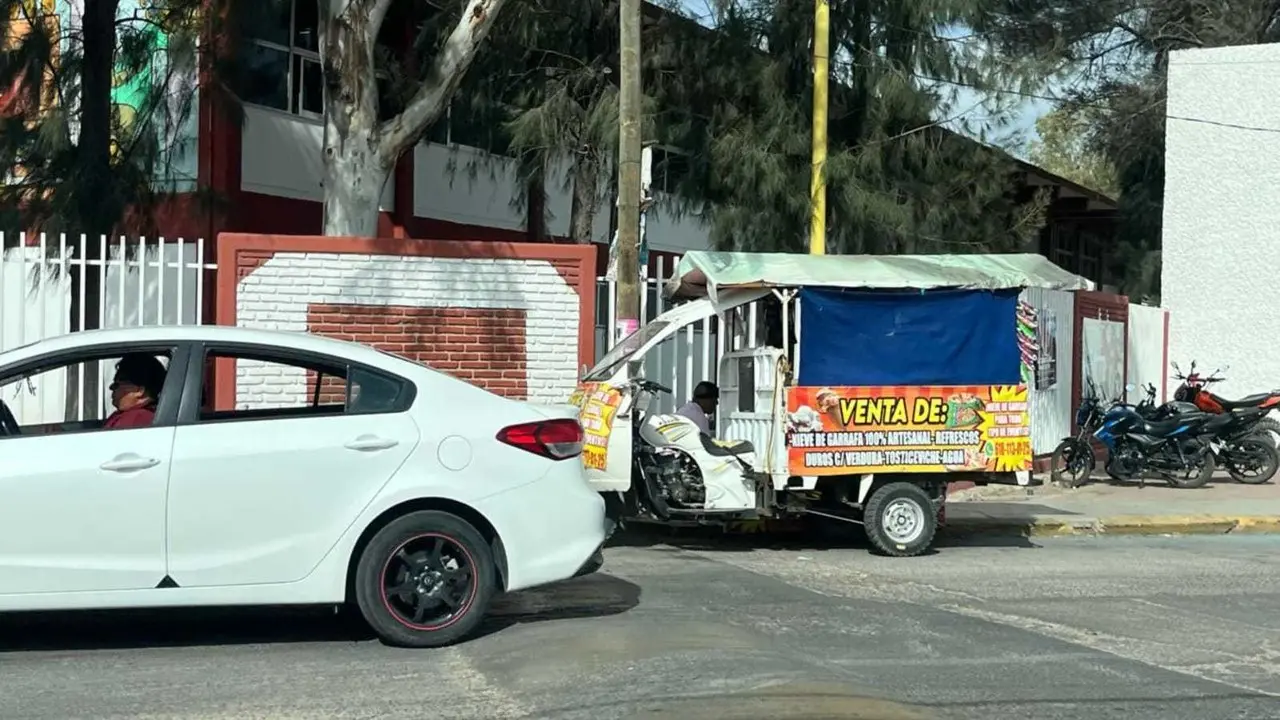 Retirarán a los comerciantes ambulantes que no tengan permisos y se encuentren afuera de las escuelas. Foto: Jesús Carrillo.