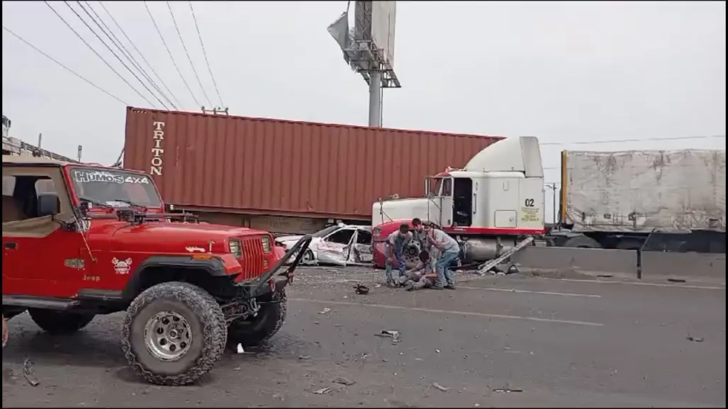 Accidente vehicular múltiple en Carretera a Laredo colapsa vialidad