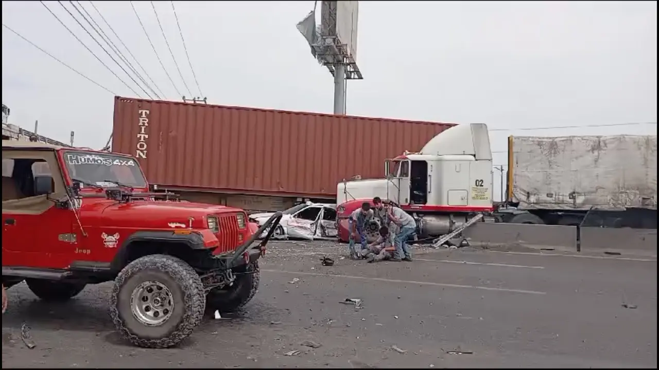 La vialidad se encuentra colapsada, por lo que se pide precaución a los conductores que transitan por la zona. Foto: Especial.