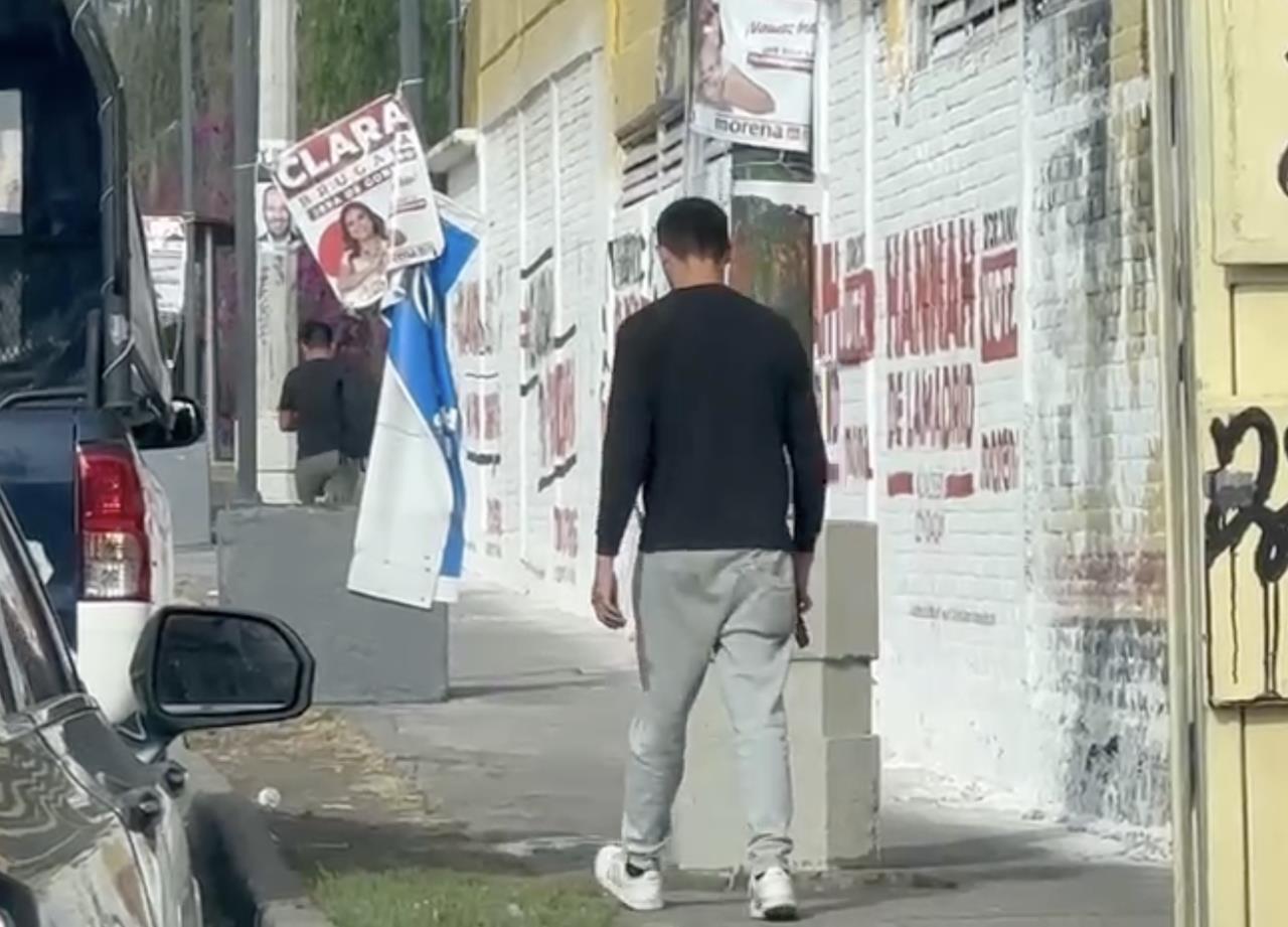 Hombre llora en la banqueta tras desplome de helicóptero ¿Quién es?