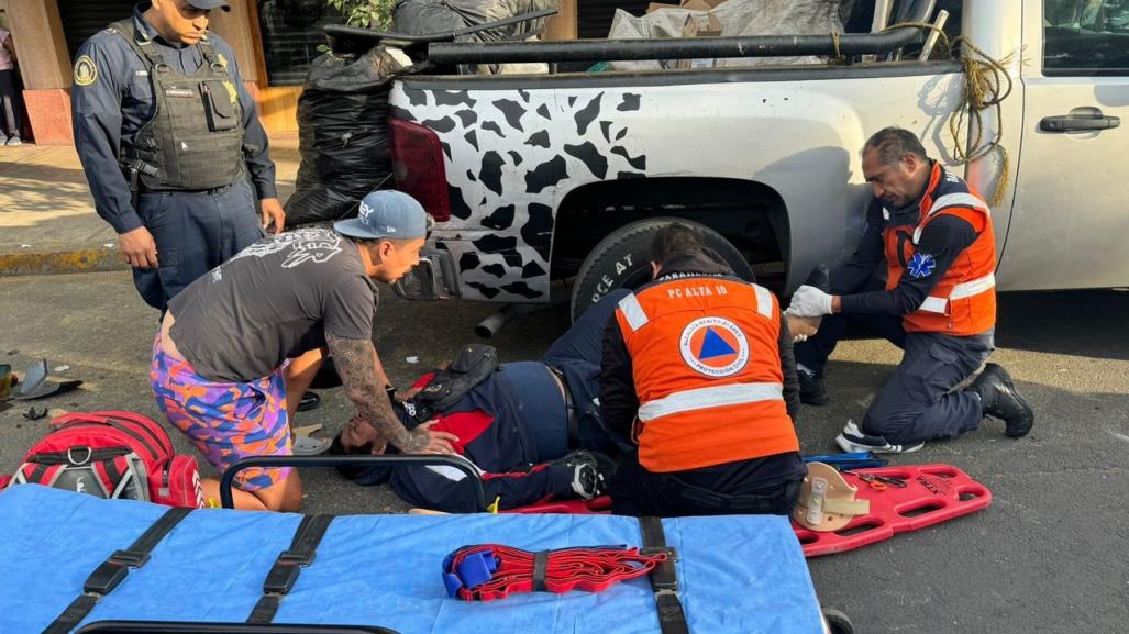 Chocan moto y auto en la Benito Juárez, biker voló tras el impacto