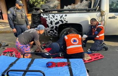 Chocan moto y auto en la Benito Juárez, biker voló tras el impacto