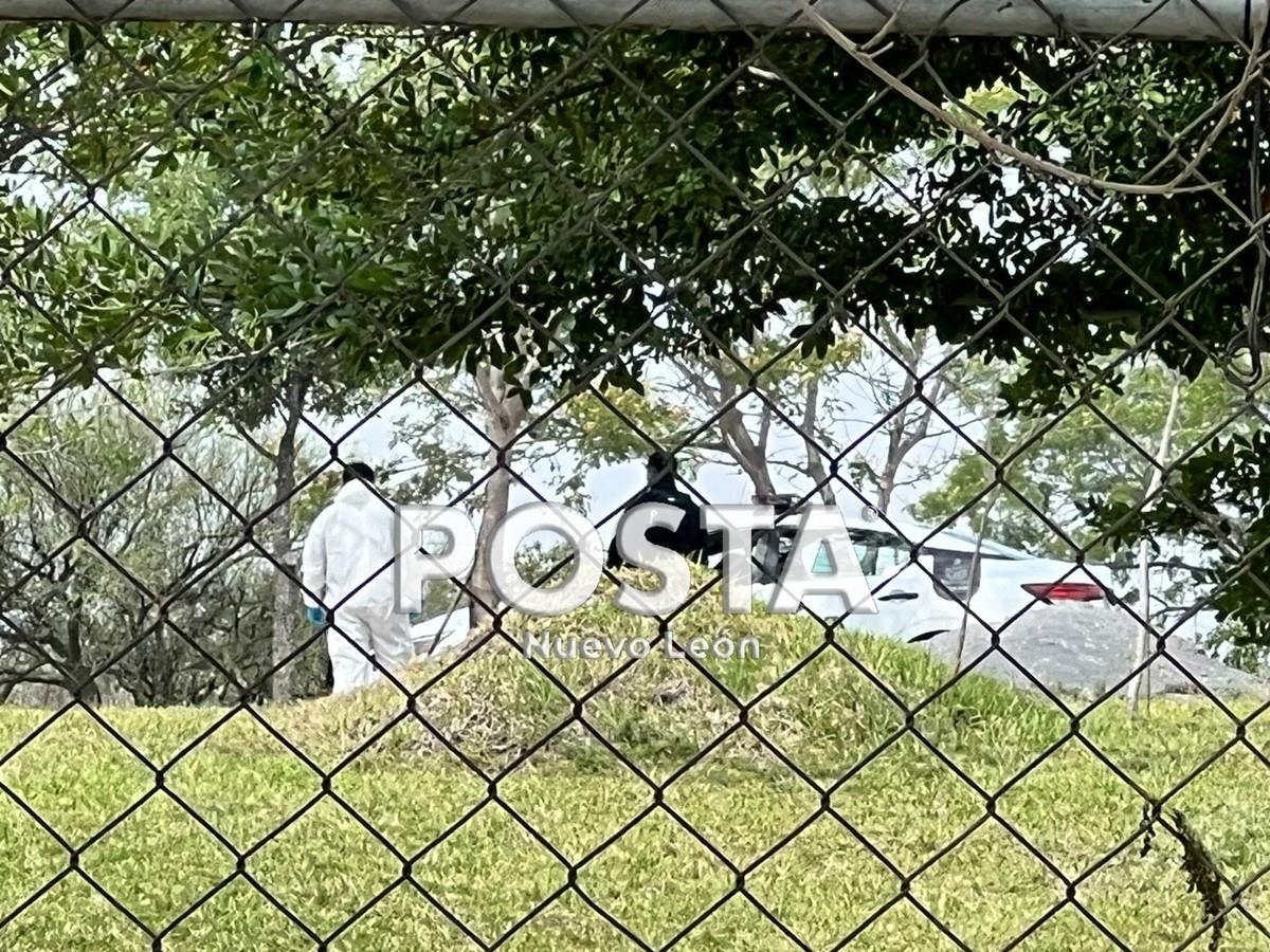 Peritos de la Fiscalía General de Justicia de Nuevo León retiraron el cuerpo de un hombre asesinado en una quinta del Fraccionamiento Girasoles, del municipio de Pesquería, Nuevo León. Foto: Raymundo Elizalde