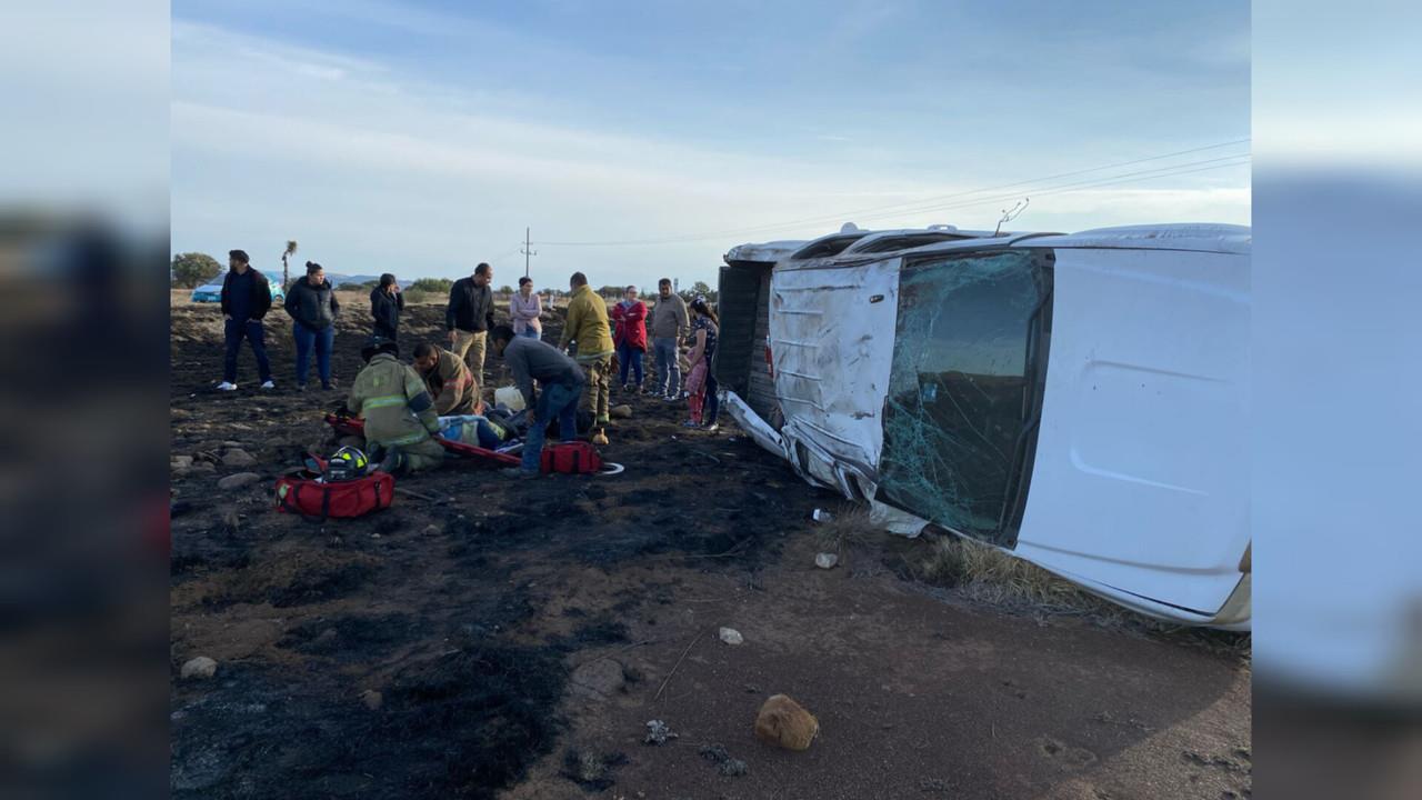 Familia sobrevive a volcadura en la carretera Durango - Mazatlán