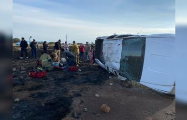 Familia sobrevive a volcadura en la carretera Durango - Mazatlán