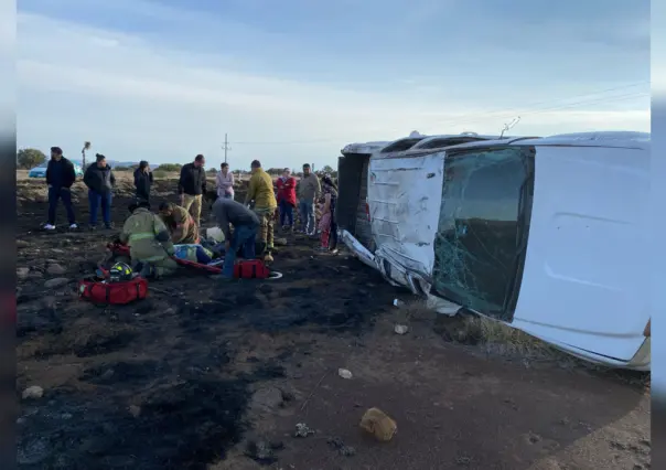 Familia sobrevive a volcadura en la carretera Durango - Mazatlán