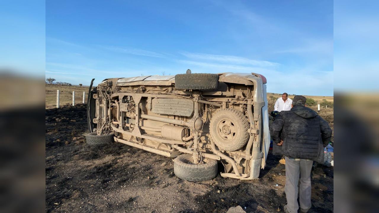 Familia sobrevive a volcadura en la carretera Durango - Mazatlán