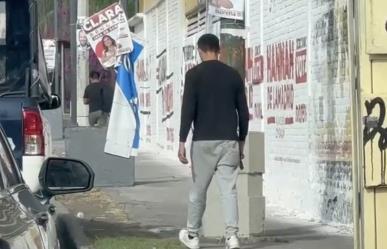 Un hombre llora por la caida de un helicóptero en Coyoacán; era amigo del piloto