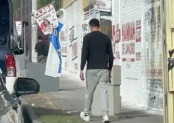 Un hombre llora por la caida de un helicóptero en Coyoacán; era amigo del piloto