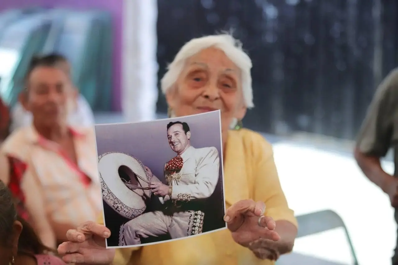 Yucatecos reunidos en la esquina de La socorrito para conmemorar el 67 aniversario de la muerte de Pedro Infante. Foto: Redes sociales