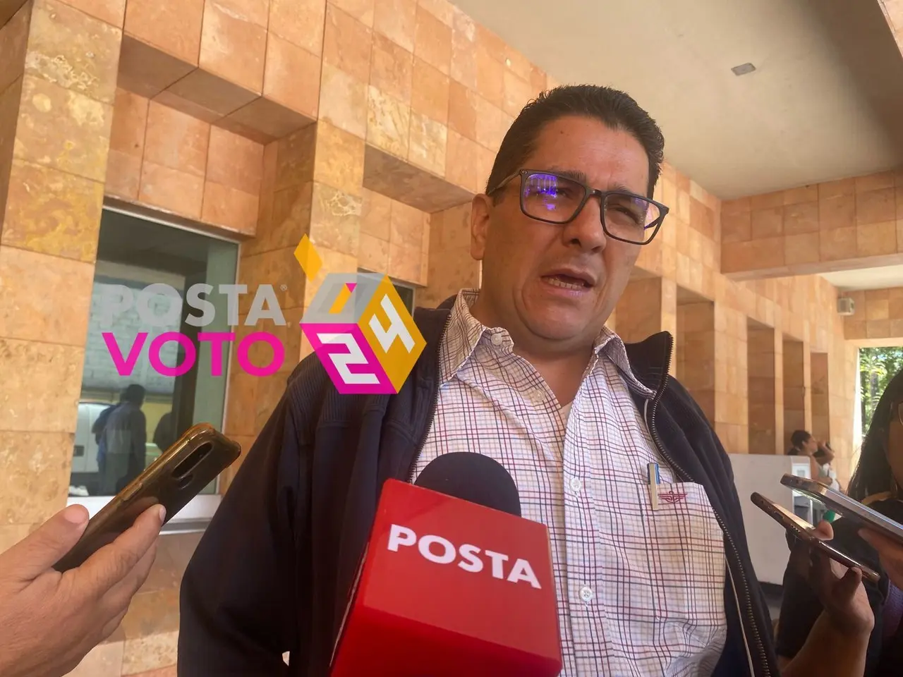 El representante del PRI ante el Organismo Público Local Electoral (OPLE), Silvio Lagos Galindo, dio a conocer que se resolvieron cuatro quejas contra el gobernador Cuitláhuac García por intervención en el proceso electoral. Foto: Rosalinda Morales / POSTA