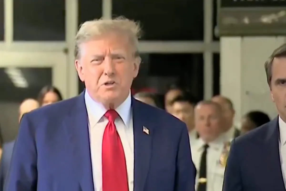 Donal Trump en su entrada al Tribunal Penal de Manhattan, hablando a las cámaras. Captura de pantalla