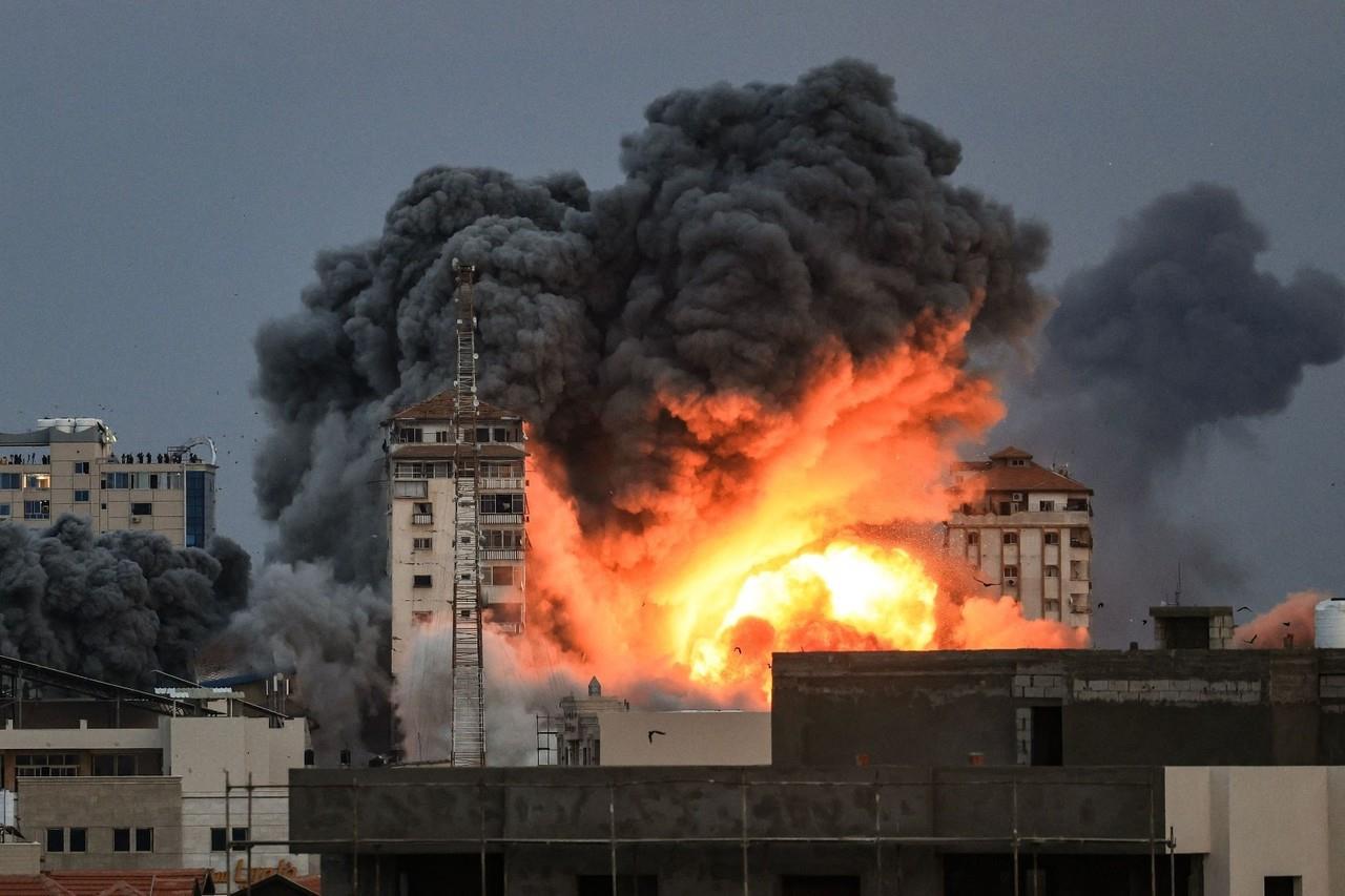 Según la ONU, cerca de millón y medio de gazatíes desplazados por la guerra se encuentran hacinados en Rafah, en su mayoría en campamentos improvisados. Foto: AP.