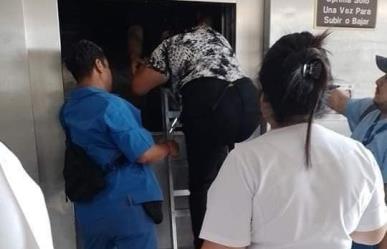 Rescatan a enfermera atrapada en elevador de un hospital en Morelos