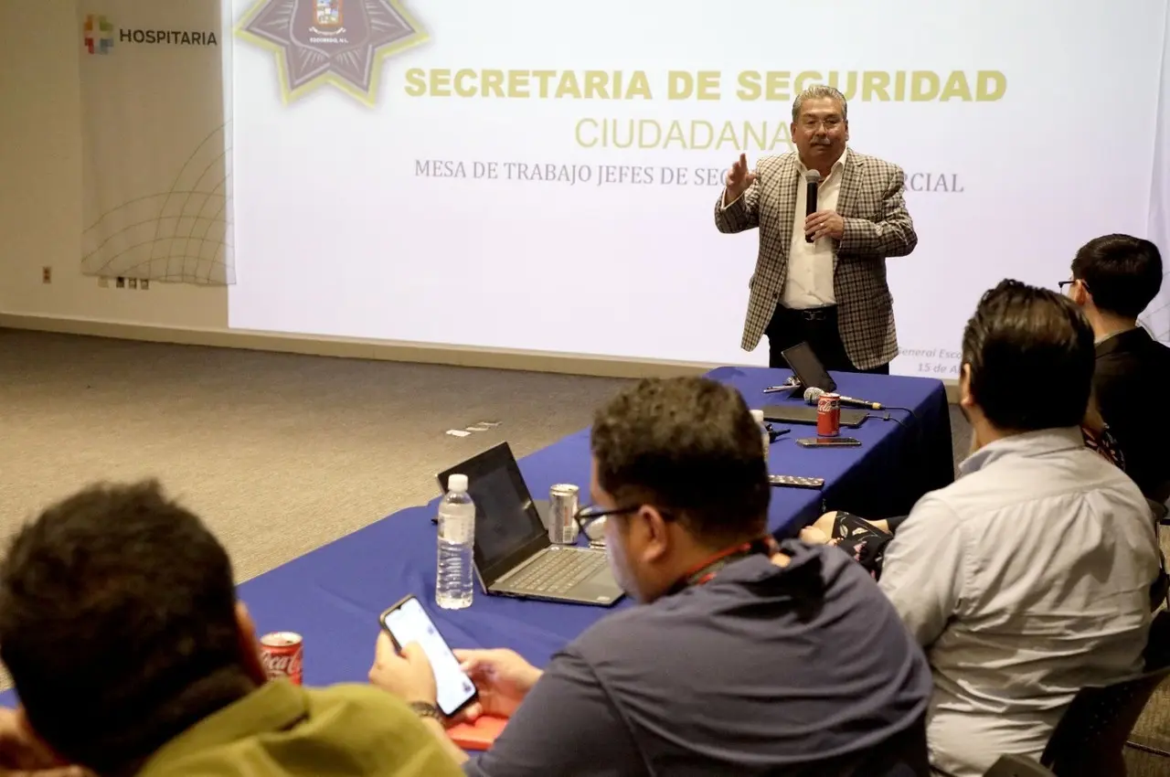 El secretario de Seguridad Ciudadana de Escobedo, Capitán Marco Antonio Zavala Solís, enfatizó la importancia de la denuncia y la implementación de medidas preventivas en los establecimientos. Foto: Escobedo.