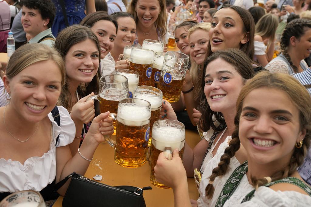 Mujeres con tarros de cerveza posan para una foto el primer día del 188vo. festival de la cerveza Oktoberfest en Múnich, Alemania, el sábado 16 de septiembre de 2023.(AP Foto/Matthias Schrader, Archivo)