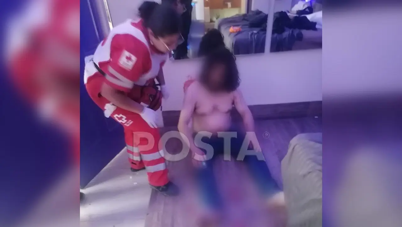 Paramédicos atendiendo al hombre lesionado por su esposa. Foto: Especial/POSTAMX.