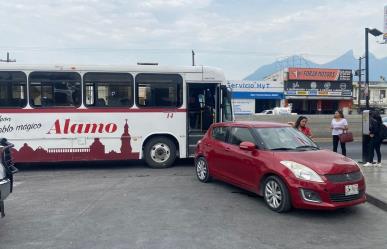 Chocan auto y ruta Álamo al sur de Monterrey; hay un menor lesionado