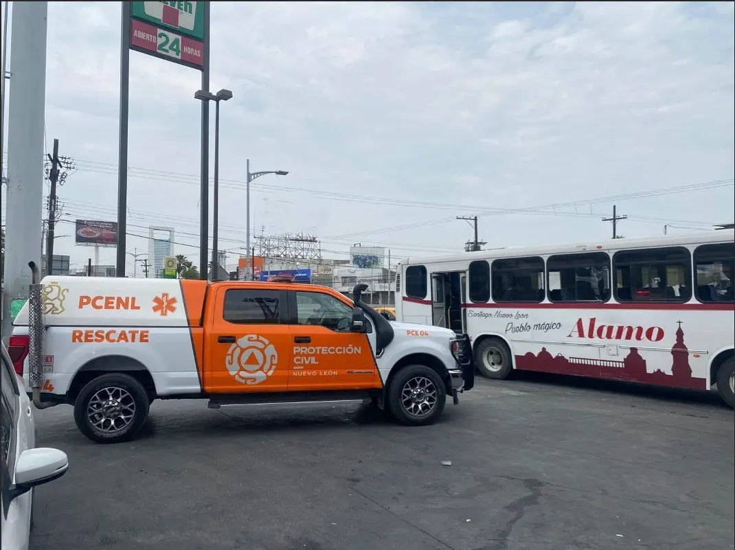 Chocan auto y ruta Álamo al sur de Monterrey; hay un menor lesionado