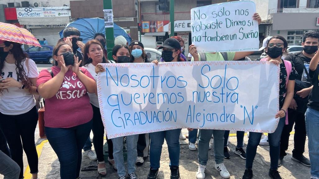 Recibe depósito por error y deja a estudiantes sin graduación