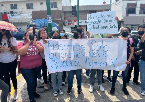 Recibe depósito por error y deja a estudiantes sin graduación