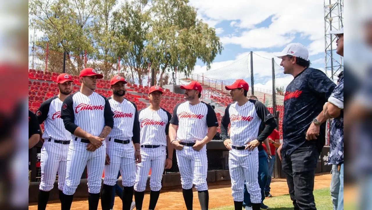 Emilio Hank conversando con jugadores justo antes de la Serie Inaugural en casa ante Tecolotes de los Dos Laredos. Foto: Facebook Caliente de Durango.