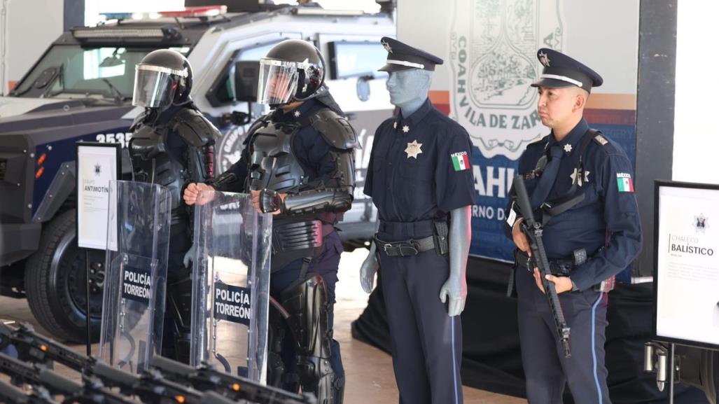 Entregan Manolo Jiménez y Román Cepeda equipamiento para la Policía de Torreón