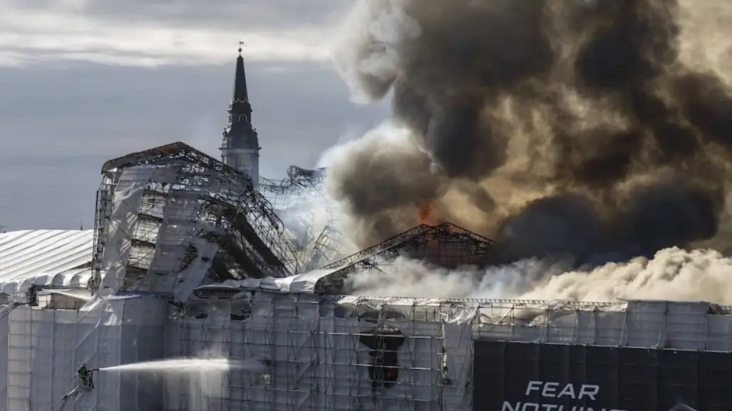 Incendio en Antigua Bolsa de Copenhague daña edificio histórico y obras de arte