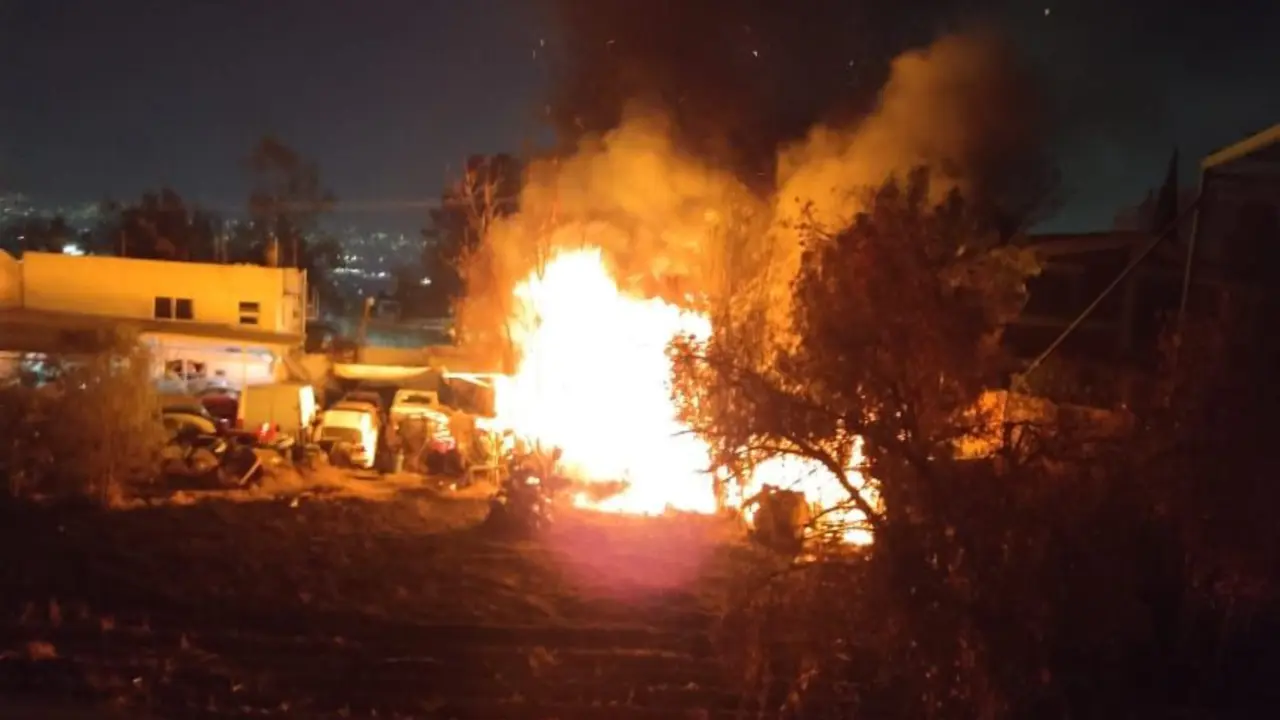 Bomberos controlan incendio en taller de Iztapalapa. Foto: Ramón Ramírez