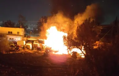 Arden vehículos al interior de taller mecánico en Iztapalapa