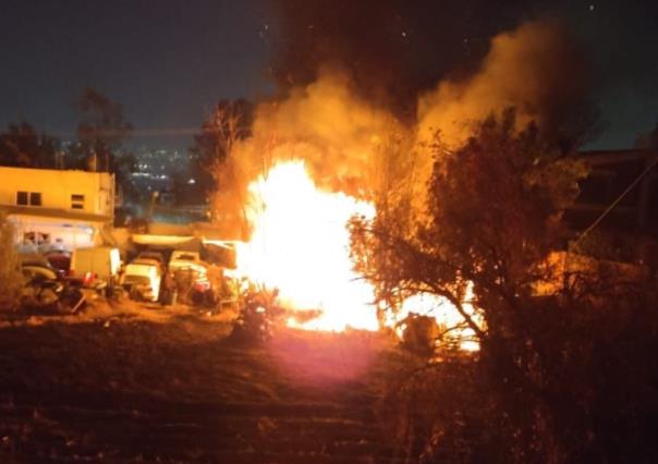 Arden vehículos al interior de taller mecánico en Iztapalapa