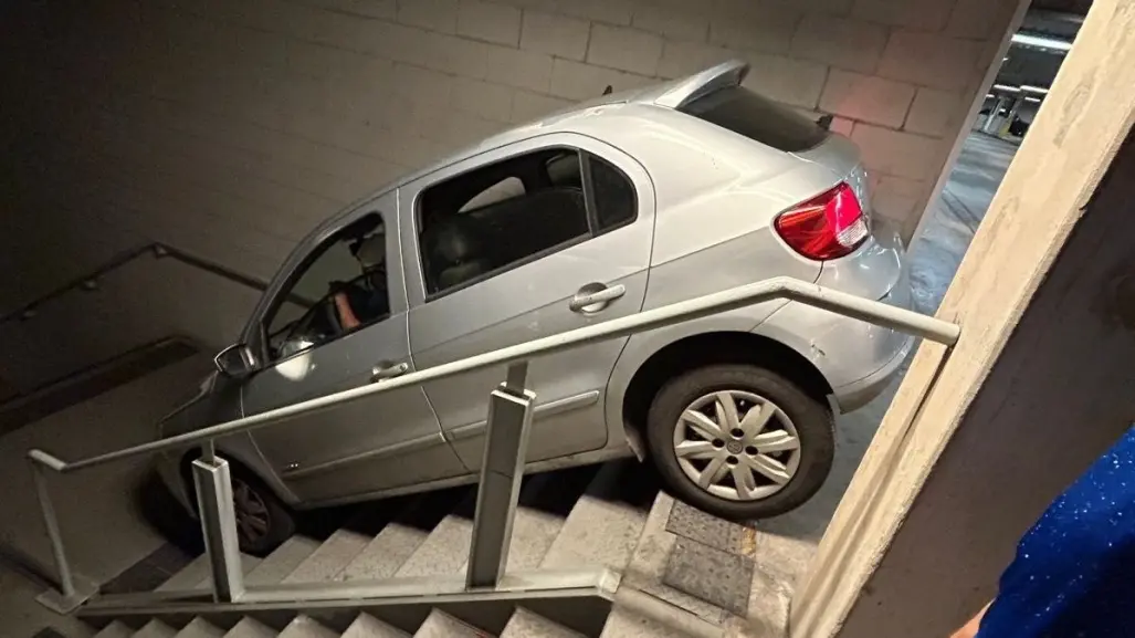 Aficionado confunde salida y cae con su auto en las escaleras de un estadio