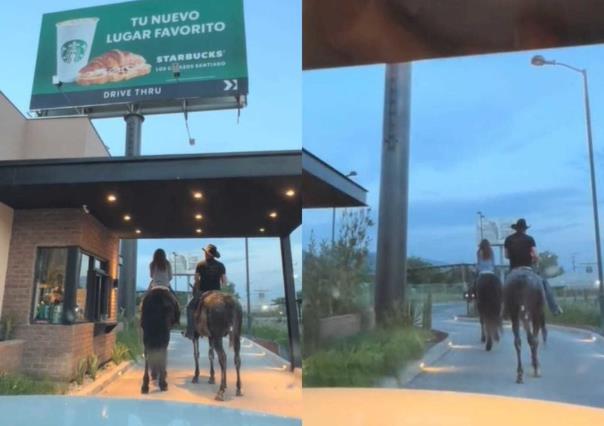 ¡Cita perfecta! Pareja acude a Starbucks montados en Caballo (VIDEO)