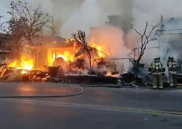 Incendio afecta domicilio donde vendían madera en Monterrey